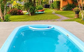 Casa com piscina e acesso à represa